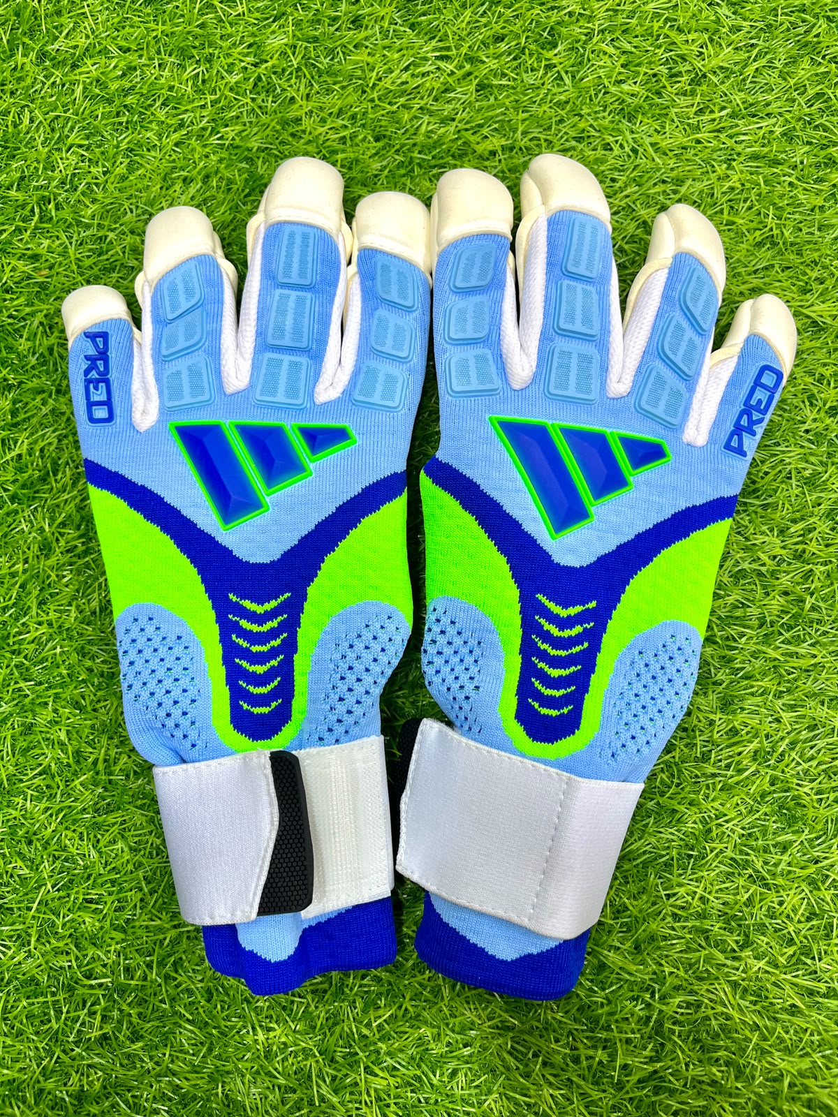 Predator Pro Hybrid 2026 Glove with strap