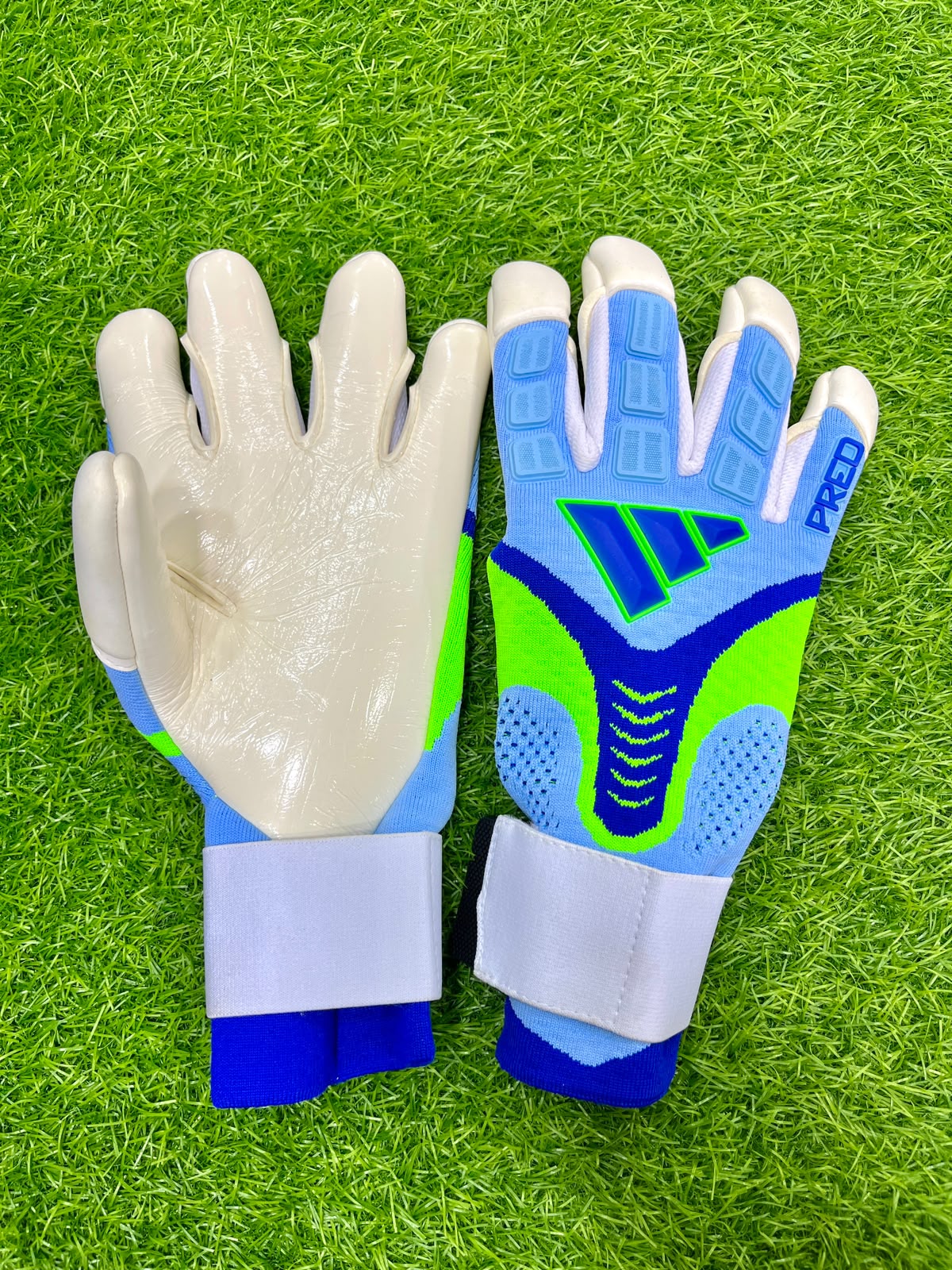 Predator Pro Hybrid 2026 Glove with strap