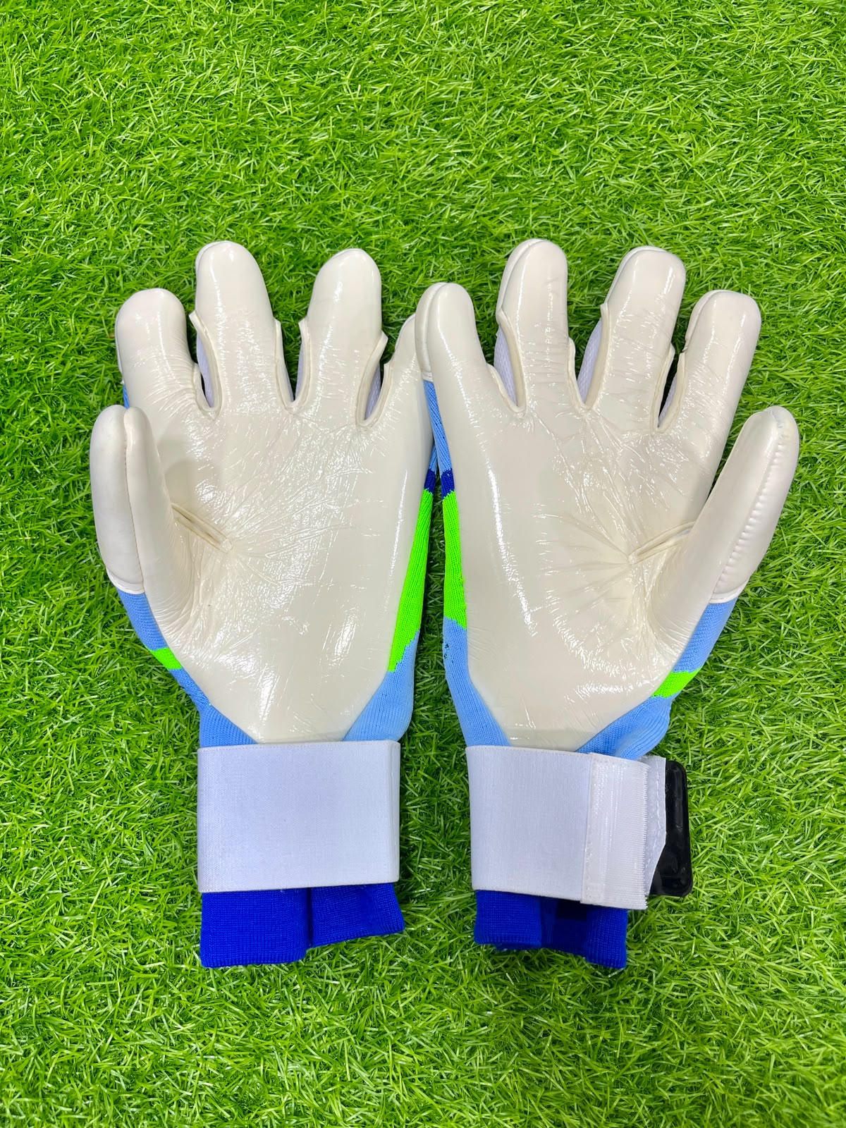 Predator Pro Hybrid 2026 Glove with strap